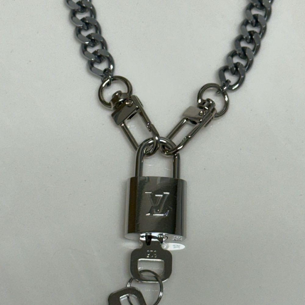 Silver Louis Vuitton lock-n-key set with unbranded 18" silver plated chain.